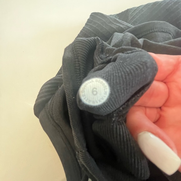 Ebb tank from lululemon great condition no piling only worn a few times size 6 - Picture 4 of 5